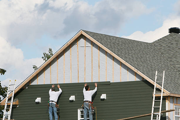 Professional Siding technician working in East Brunswick, NJ